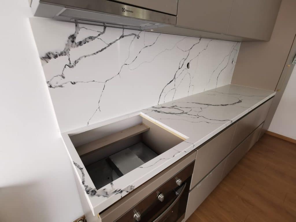 Blat bucătărie alb cu venaturi gri